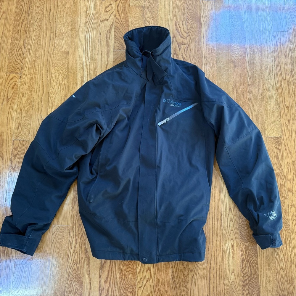 Columbia Black Performance Jacket with High Collar and Water-Resistant Fabric